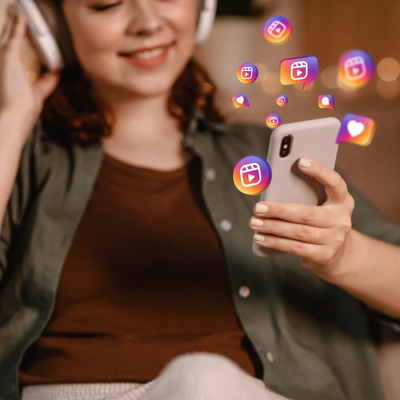 一個女孩在用手機看Instagram